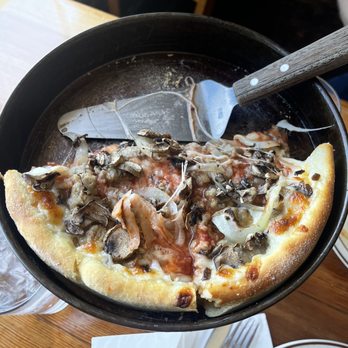 Old Chicago Pizza - Size Small Serves 4 slices : Perfect For two :) - Pizza Near Me - Petaluma, California Old Chicago Pizza - Size Small Serves 4 slices : Perfect For two :) - Pizza Near Me - Petaluma, California