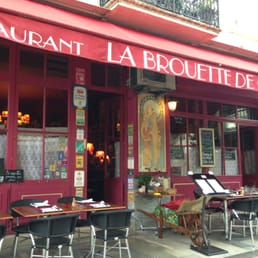 Dining al fresco at La Brouette de Grand Mere. Dining al fresco at La Brouette de Grand Mere.