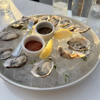 Mann's On The Lake - Oysters - Cocktail Bars Near Me - Lake Oswego, Oregon Mann's On The Lake - Oysters - Cocktail Bars Near Me - Lake Oswego, Oregon