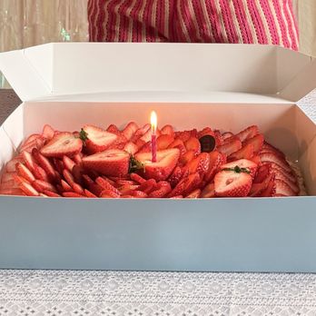Catalina's Sweet Atelier - Strawberry caramel Pavlova - Bakeries Near Me - Pinecrest, Florida