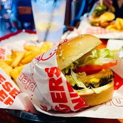 Red Robin Gourmet Burgers and Brews - Red Robin Gourmet Cheeseburger