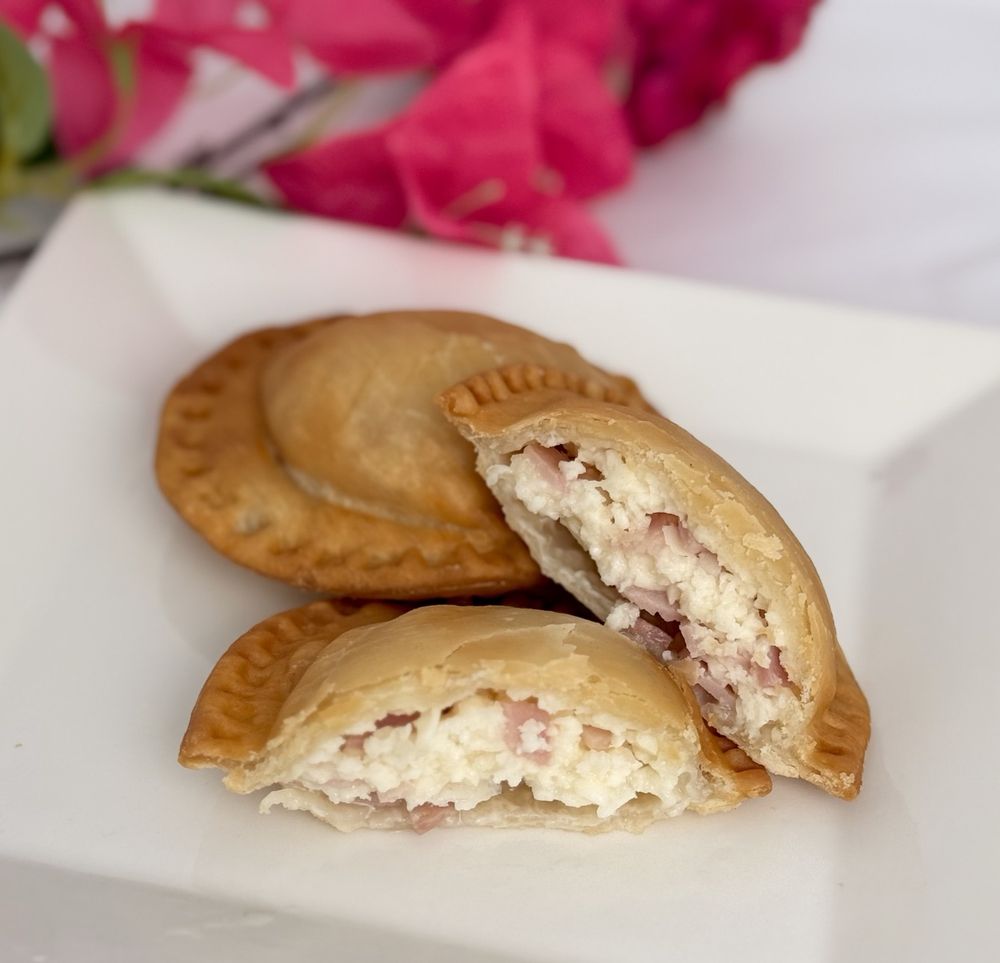 La Bougainvillea Kitchen & Lounge Logo