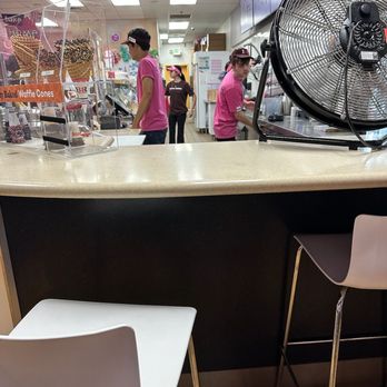 Baskin-Robbins - Rude employees - Ice Cream & Frozen Yogurt Near Me - Stockton, California