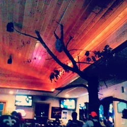Cross Country Bar & Grill - Natural decor