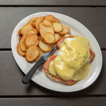 Uptown Grill - Peameal Benedict with home fries - Breakfast & Brunch Near Me - Guelph, Ontario Uptown Grill - Peameal Benedict with home fries - Breakfast & Brunch Near Me - Guelph, Ontario