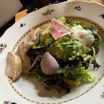 WALDHAUS - Green salad with chicken - Pubs Near Me - Banff, Alberta WALDHAUS - Green salad with chicken - Pubs Near Me - Banff, Alberta