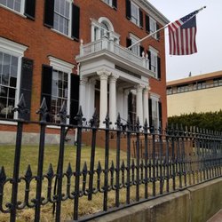 Cumberland Club - The entrance on High Street.