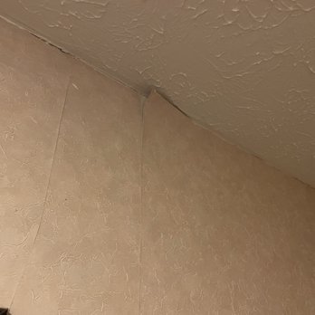 Clarion Hotel Beachfront - Peeling wallpaper in the shower - Hotels Near Me - Mackinaw City, Michigan