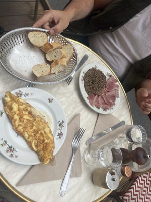 Au Petit Bar by null