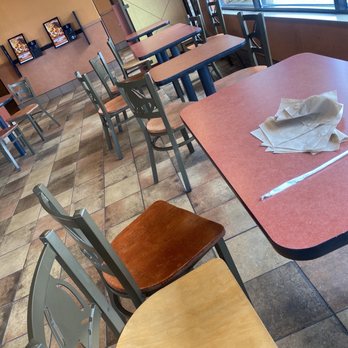 Taco Bell - empty tables and chairs in a restaurant - Fast Food Near Me - Campbellsville, Kentucky