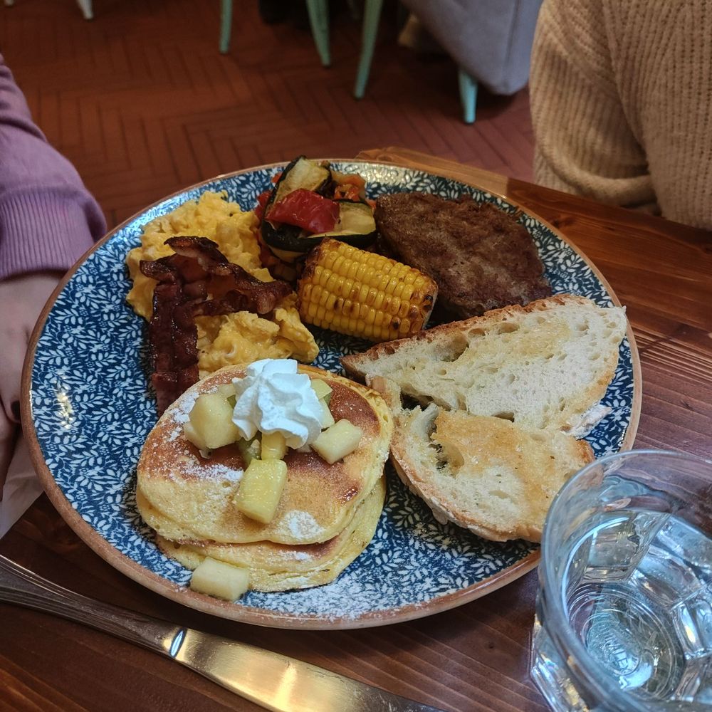 An English breakfast which includes corn on the cob! An English breakfast which includes corn on the cob!