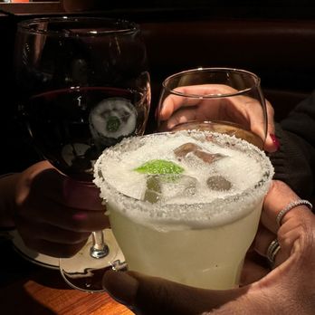 Houston's Restaurant - American Near Me - Hackensack, New Jersey