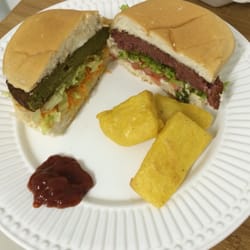 Vegan Burger - Hambúrguer "Seu Ervilho"(esquerda) e "Soja Defumada"(direita). Essa polenta fui eu que fiz mesmo XD