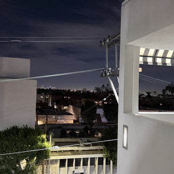 The Carlyle Inn - Nice views from the hallways, outdoor courtyard with tables and lounges, elevator available - Hotels Near Me - Los Angeles, California The Carlyle Inn - Nice views from the hallways, outdoor courtyard with tables and lounges, elevator available - Hotels Near Me - Los Angeles, California