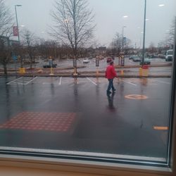 Its raining and 45 degrees outside. The tempeture is 58 inside the dining area all the time. This guy didn't like it either.
