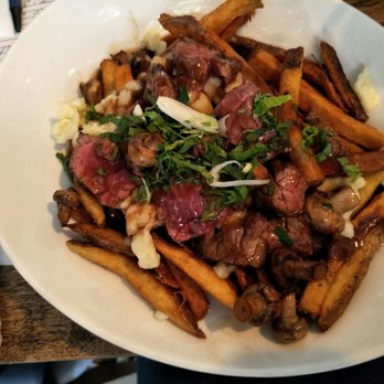 Vices et Versa - Poutine deluxe - bavette, champignon - Poutineries Near Me - Montreal, Quebec