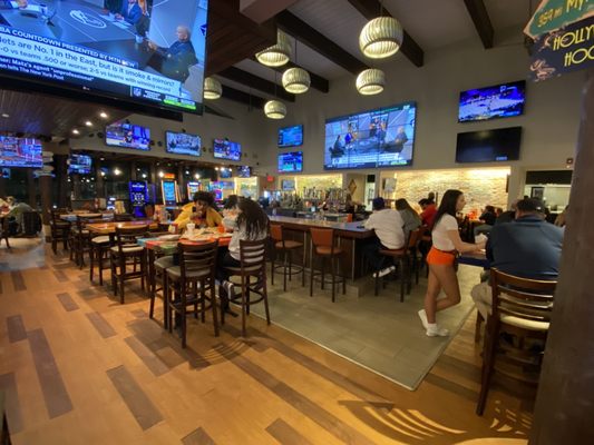 HOOTERS - Updated October 2025 - 133 Photos & 164 Reviews - 1950 Mall