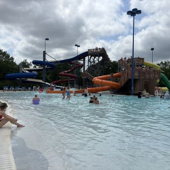 Cascade Bay Waterpark - Zero Entry Pool - Water Parks Near Me - Eagan, Minnesota