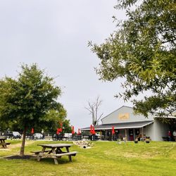 The Scoop at Willow Oak Farms - Picnic tables
