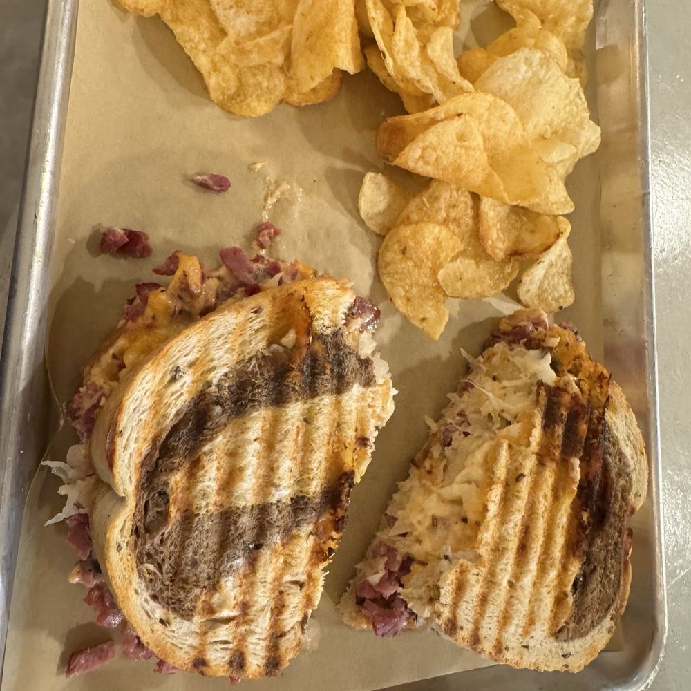 Amazing Reuben with great sauce and yummy bread!