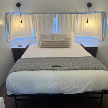 AutoCamp Yosemite - Bedroom with queen bed - Hotels Near Me - Midpines, California AutoCamp Yosemite - Bedroom with queen bed - Hotels Near Me - Midpines, California