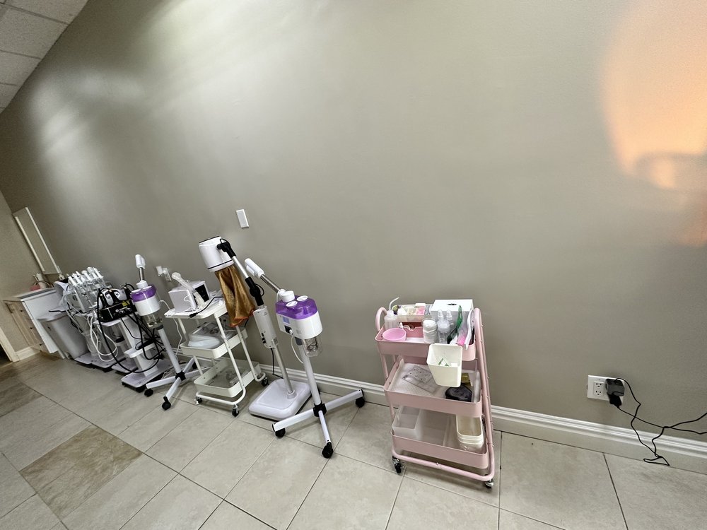 Her lash & Skin Care Logo