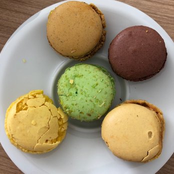 Macarons Gourmands - Transportation damaged Macarons - Patisserie/Cake Shop Near Me - Paris, 75 Macarons Gourmands - Transportation damaged Macarons - Patisserie/Cake Shop Near Me - Paris, 75