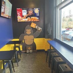 Bloom Chicken - Seating area