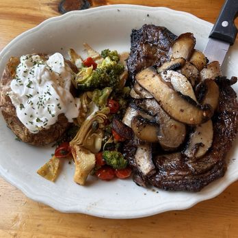 Odell Lake Resort Restaurant - Amazing steak with Oregon mushrooms!! - New American Near Me - Crescent Lake, Oregon Odell Lake Resort Restaurant - Amazing steak with Oregon mushrooms!! - New American Near Me - Crescent Lake, Oregon