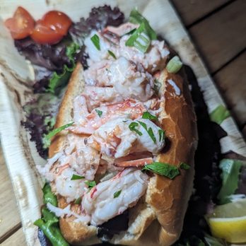 Haskell's Seafood Market and Cafe - Shrimp roll - Cafes Near Me - Westhampton Beach, New York