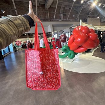 lululemon athletica - Rose Parade 5k Pop up! - Sports Wear Near Me - Pasadena, California lululemon athletica - Rose Parade 5k Pop up! - Sports Wear Near Me - Pasadena, California