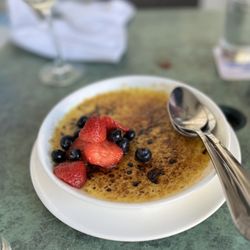 Crab and Fin - Crème Brûlée with fruit, a nice touch.