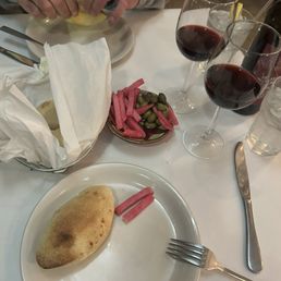 Some bread, snacks and wine to start