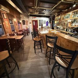 Nook & Cranny Restaurant - Bar seating area
