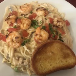 Familia Y Amigos Restaurante - Fettuccine Alfredo with shrimp