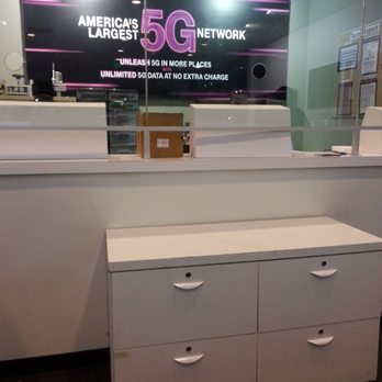 T-Mobile Experience Store - Mobile Phones Near Me - Emeryville, California
