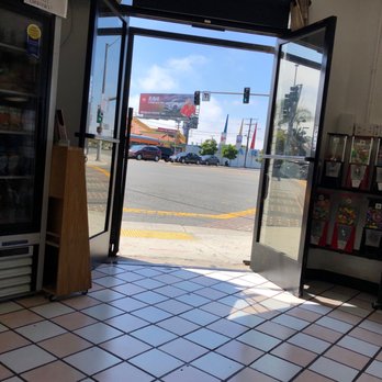 Eduardo's Beauty Salon - Noise and hot air smell of exhaust from the bus and cars. - Barbers Near Me - Lennox, California