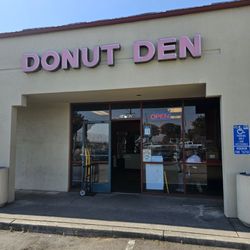 Donut Den - Storefront