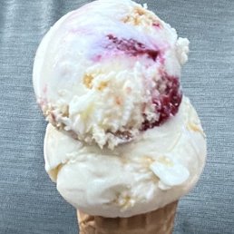 Honeycomb and raspberry cake Gelato.