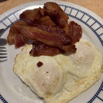 Studio Diner - Eggs over easy with bacon - American Near Me - San Diego, California