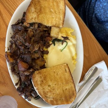 The Blueberry Muffin - Short Rib Hash - Breakfast & Brunch Near Me - Kingston, Massachusetts