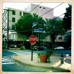 Tia Queta - Corner cross streets