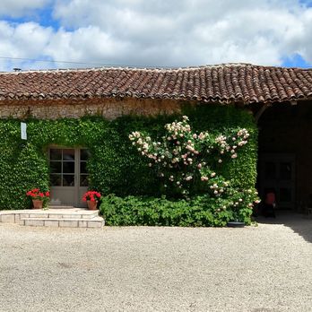 Le Caillau - Le Caillau courtyard and entry to morning room - French Near Me - Vire-sur-Lot, 46