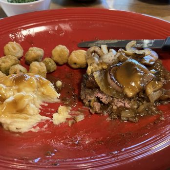 Del's Restaurant - Chopped steak with mushrooms, onions, and brown gravy. Side of mashed potatoes and fried okra. - Breakfast & Brunch Near Me - Tucumcari, New Mexico
