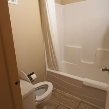 Econo Lodge - Normal bathroom. Very good shower pressure - Hotels Near Me - Somers Point, New Jersey Econo Lodge - Normal bathroom. Very good shower pressure - Hotels Near Me - Somers Point, New Jersey