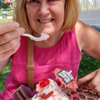Frosty's Ice Cream - Enjoying my sundae - Ice Cream & Frozen Yogurt Near Me - Depew, New York