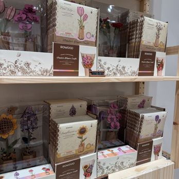 Rolife - Wooden flowers - Arts & Crafts Near Me - Canoga Park, California Rolife - Wooden flowers - Arts & Crafts Near Me - Canoga Park, California