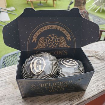 Gideon's Bakehouse - Outside the shop with a 4-box - Bakeries Near Me - Orlando, Florida Gideon's Bakehouse - Outside the shop with a 4-box - Bakeries Near Me - Orlando, Florida