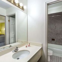 Days Inn by Wyndham Delta - Guest room bath