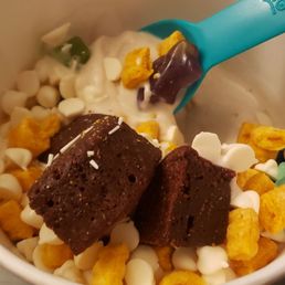 Oat milk (dairy free) cinnamon oatmeal cookie flavor with toppings Oat milk (dairy free) cinnamon oatmeal cookie flavor with toppings